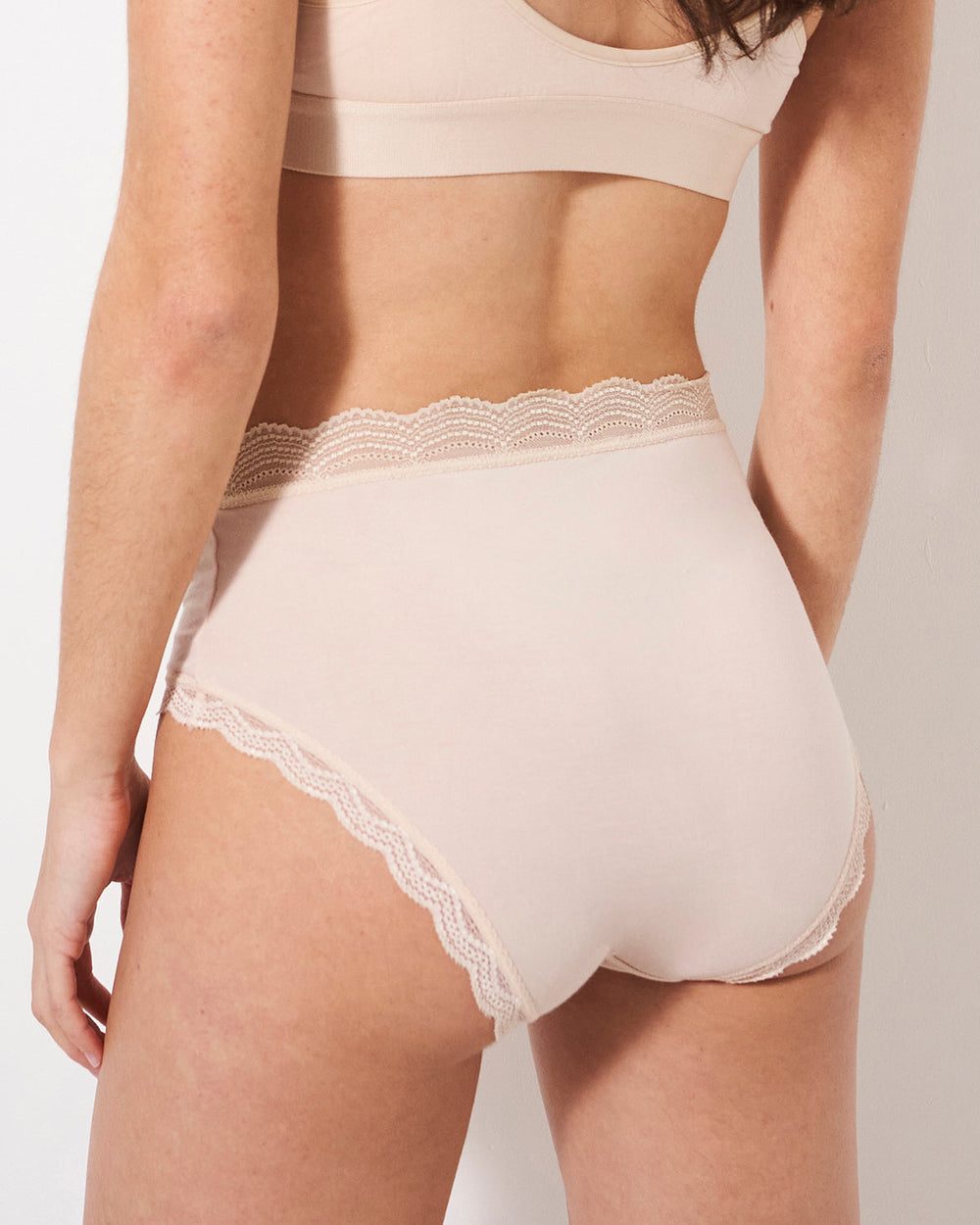 LACE HIGH-WAISTED BRIEF